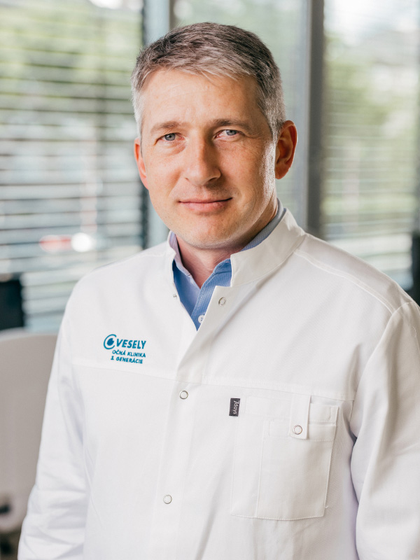 Expert-Dr-Pavol-Veselý-Vesely-Ocna-Klinika-Bratislava